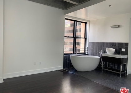 727 W 7th Street - Photo 1