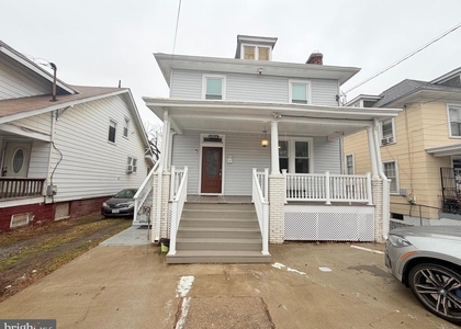 3119 South Dakota Avenue Ne - Photo 1