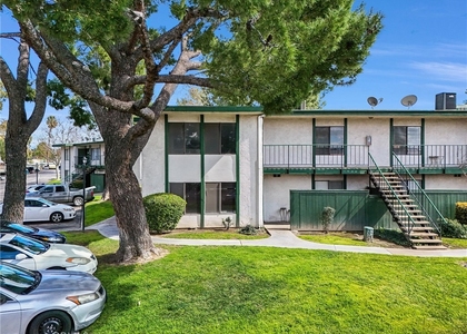 1735 E Washington - Photo 1