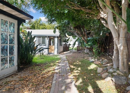 426 Brooks - Photo 1