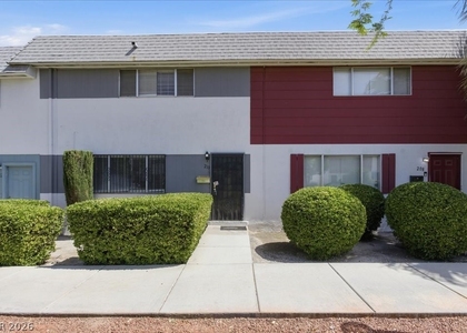210 Greenbriar Townhouse Way - Photo 1