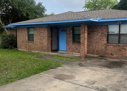 402 Thompson Drive - Photo 1