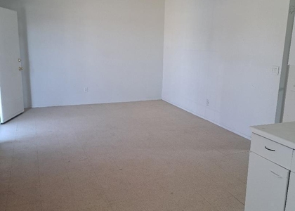 623 Ne Davis Street - Photo 1
