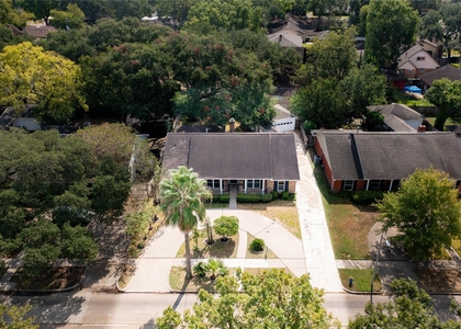 6119 S Braeswood Boulevard - Photo 1