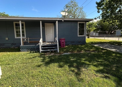 1102 W 10th Street - Photo 1