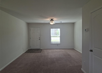 405 Riverdale Dr - Photo 1