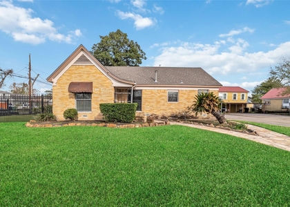 5012 Irvington Boulevard - Photo 1
