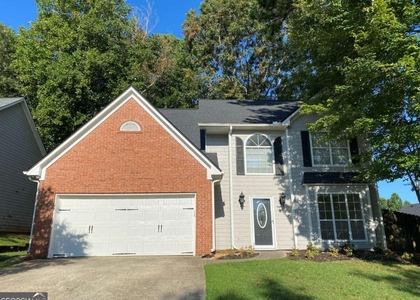 640 Suwanee Lakes Circle - Photo 1