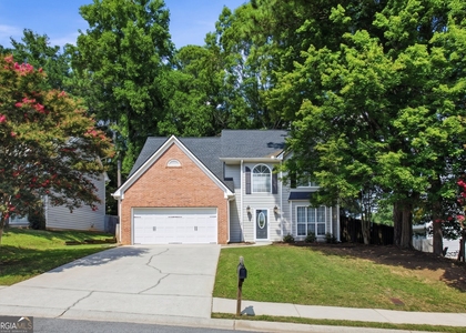 640 Suwanee Lakes Circle - Photo 1