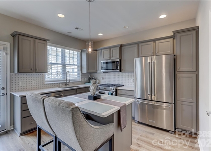 905 Lyndley Drive - Photo 1