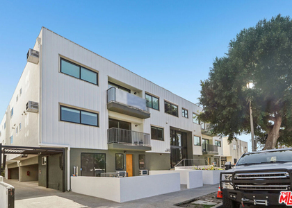 1422 Tamarind Avenue - Photo 1