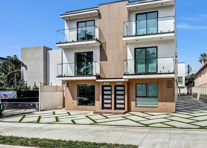1305 N Sycamore Avenue - Photo 1
