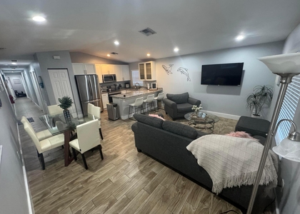 601 N E Street - Photo 1