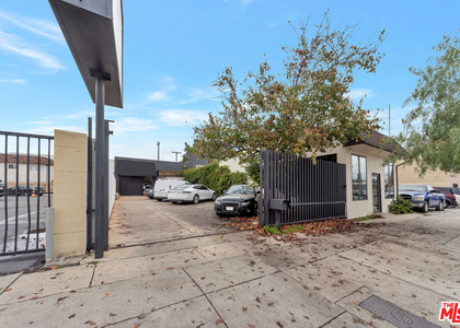 10835 Magnolia Boulevard - Photo 1