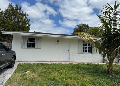 1740 Sw 70th Way - Photo 1