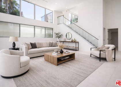 621 N Kings Road - Photo 1
