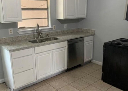 1013 Hackberry St - Photo 1