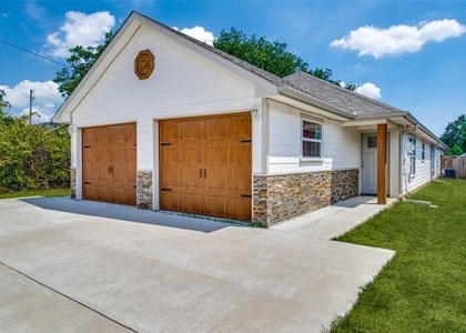 614 E College Street - Photo 1