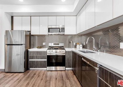 552 N Hobart Boulevard - Photo 1