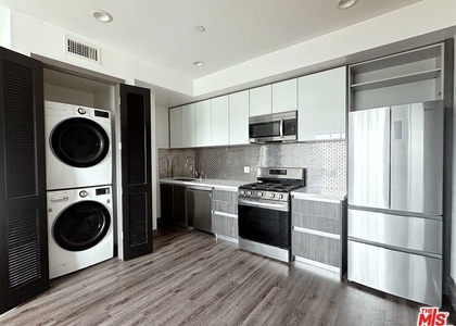 552 N Hobart Boulevard - Photo 1