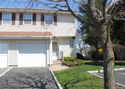 100 Woodlake Drive W - Photo 1