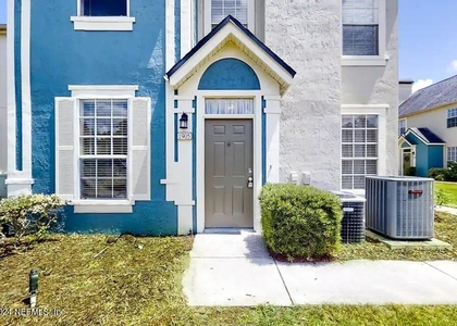 13703 Richmond Park Drive N - Photo 1