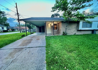 320 S Avenue F - Photo 1