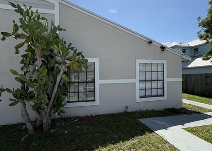 5803 Se Collins Avenue - Photo 1