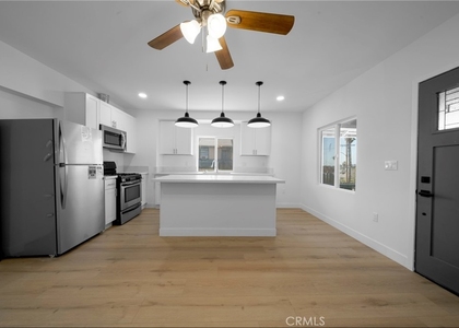 1438 N Summit Avenue - Photo 1