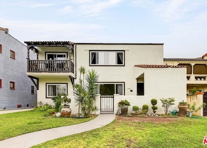 1050 S Hayworth Avenue - Photo 1