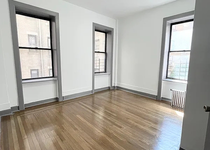 Large Private Room - 550 West  - Photo 1