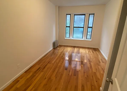 Large Private Room - 600 West  - Photo 1