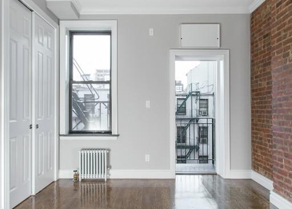 252 Mott St - Photo 1