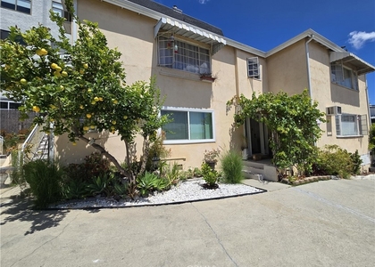 1129 N Clark - Photo 1
