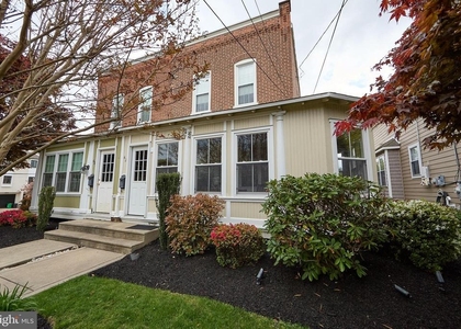 423 N Orange Street - Photo 1