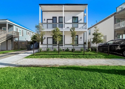 920 Ave L - Photo 1