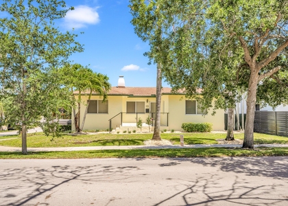 606 N Victoria Park Road N - Photo 1