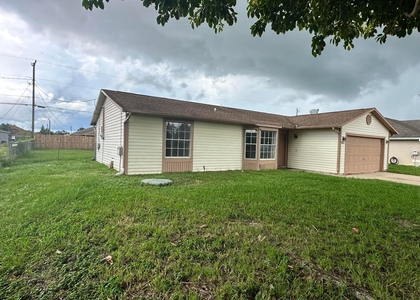 1021 Sw Dubois Avenue - Photo 1