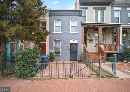 619 11th Street Ne - Photo 1