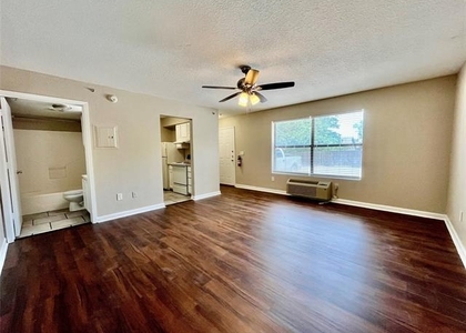 701 W Sycamore Street - Photo 1