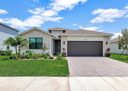 5795 Se Sky Blue Circle - Photo 1