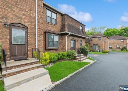 678 Bloomfield - Photo 1