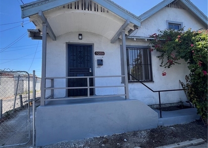 5216 S Budlong - Photo 1