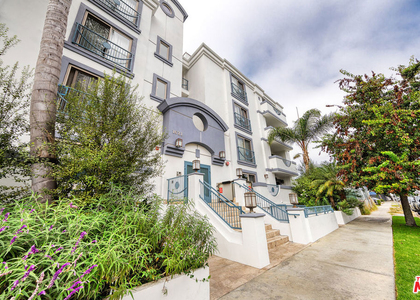 1621 Barry Avenue - Photo 1