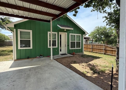 2415 Ridgeview Dr - Photo 1