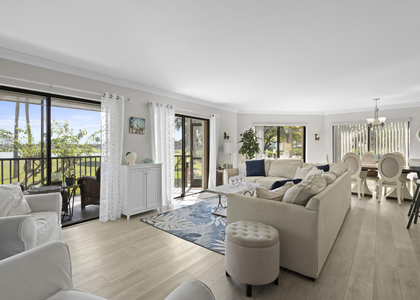 233 Ne Edgewater Drive - Photo 1