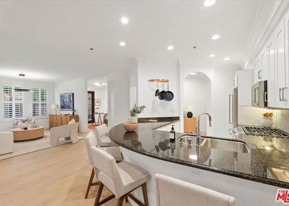 850 N Croft Avenue - Photo 1