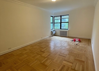 East 46 Street - Photo 1