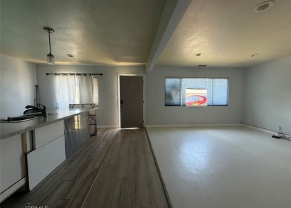 8402 Slater - Photo 1
