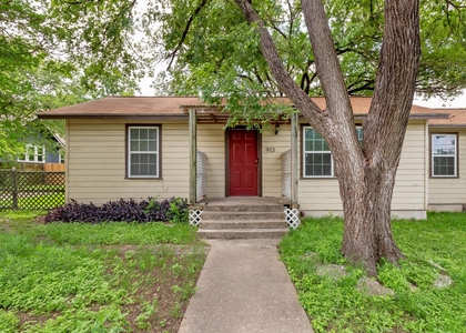 913 E 53rd 1/2 St - Photo 1